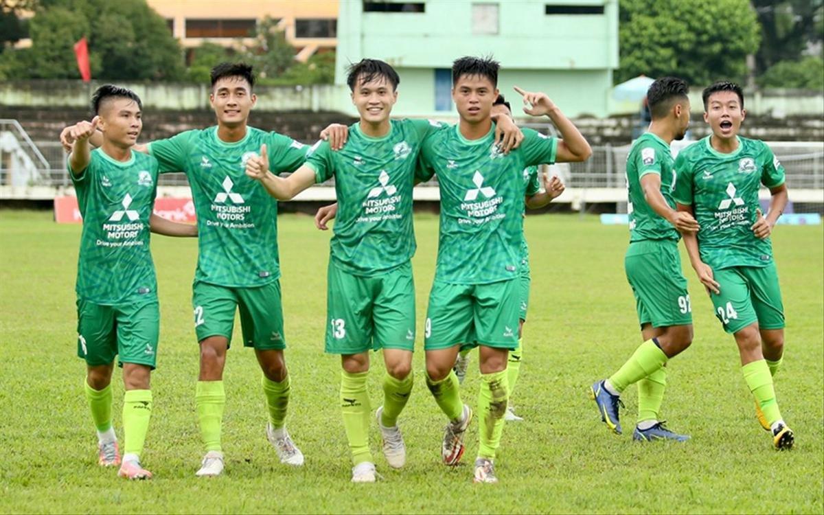 Một trận đấu sôi động tại sân vận động Phù Đổng