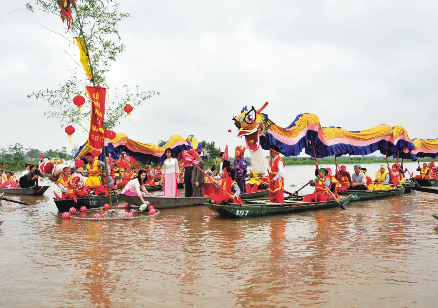 Chèo thuyền trên sông Hoàng Long